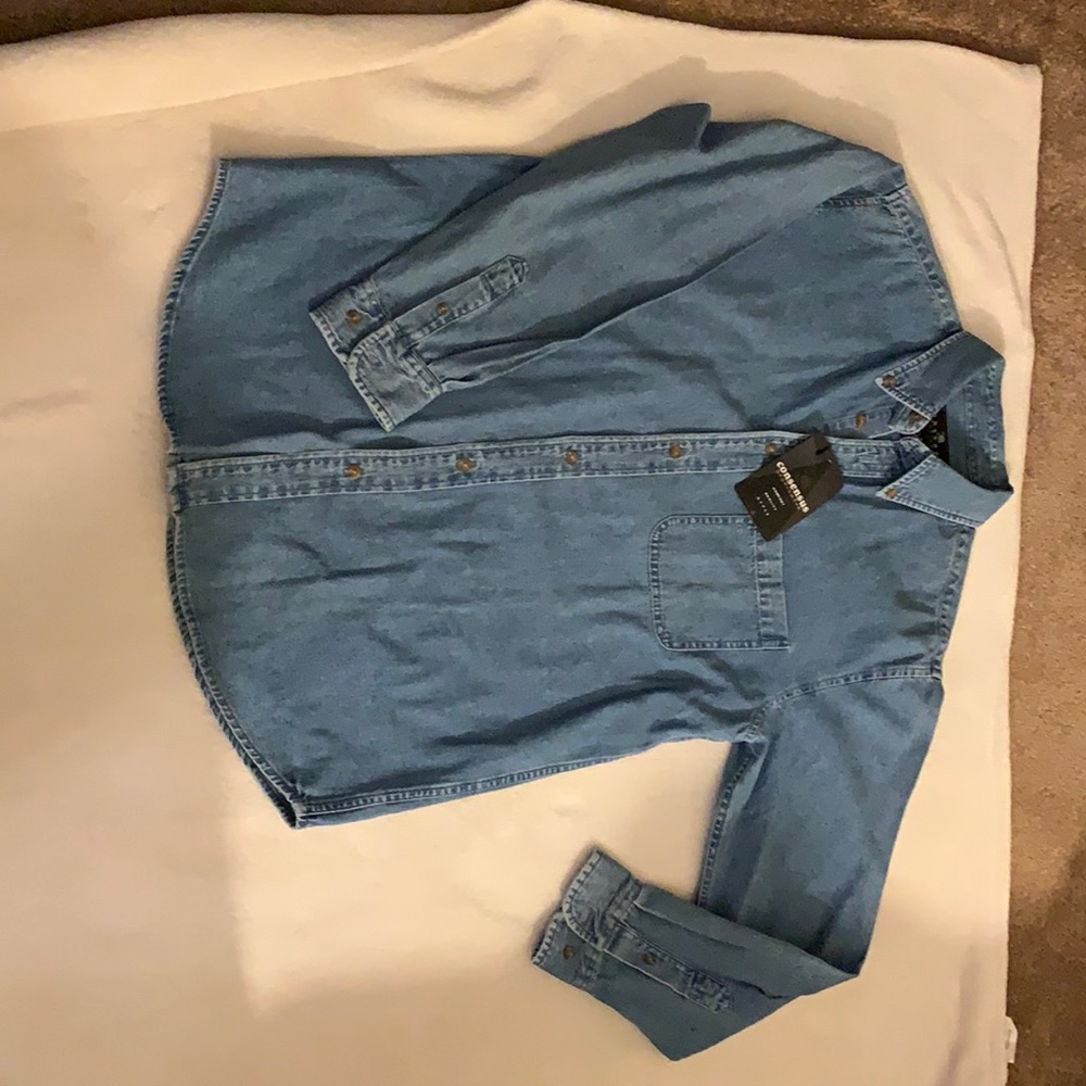 Light blue men’s jean jacket new size medium.